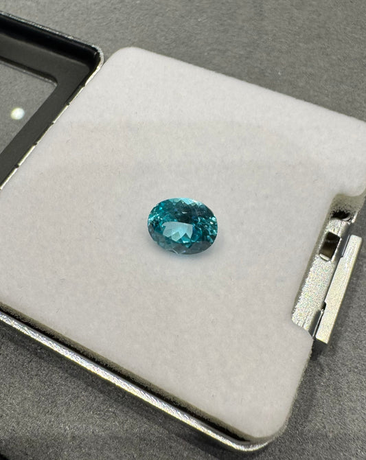 4.84 Carat Paraiba Oval Shape Lad Grown Gem Neon Blue Paraiba Color 10*8mm